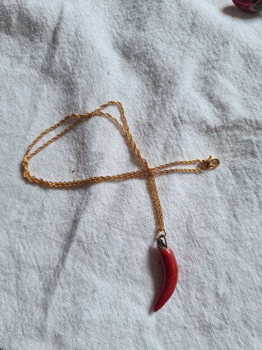 Chilli, gold necklace