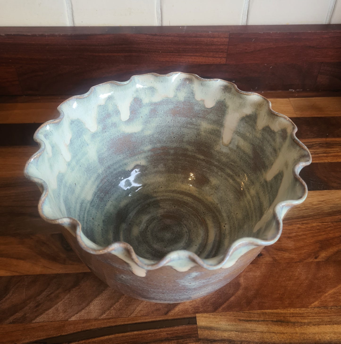 Frilled serving bowl