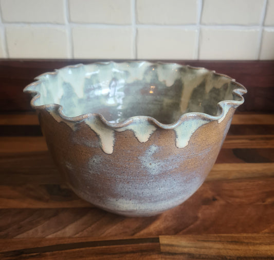 Frilled serving bowl