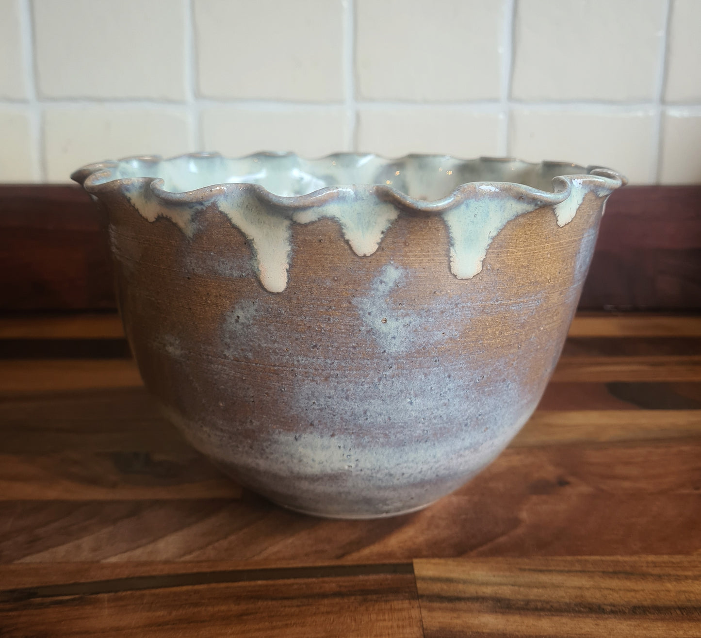 Frilled serving bowl